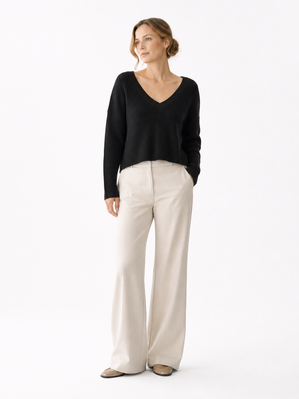 MY016 black cropped v-neck knit sweater front model view
