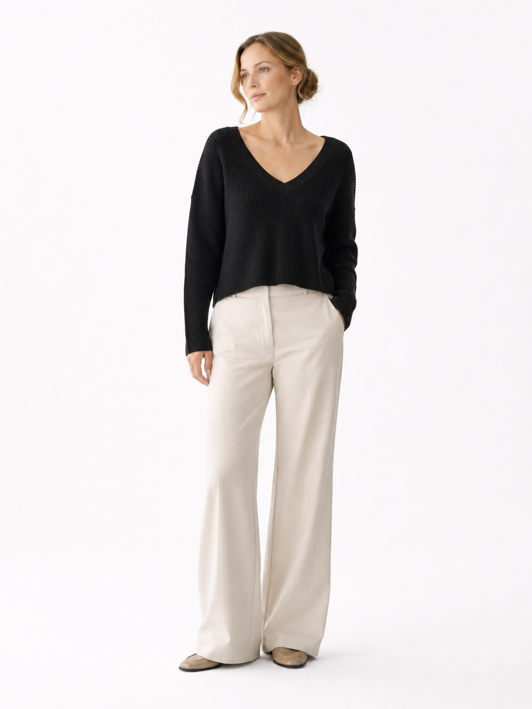 MY016 black cropped v-neck knit sweater front model view