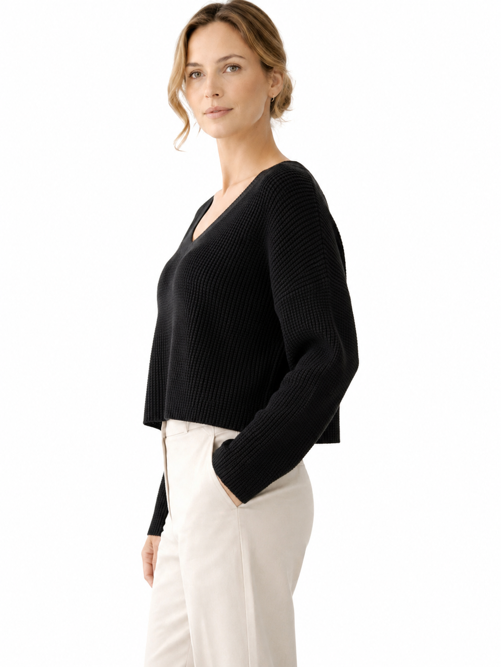 MY016 black cropped v-neck knit sweater side model view