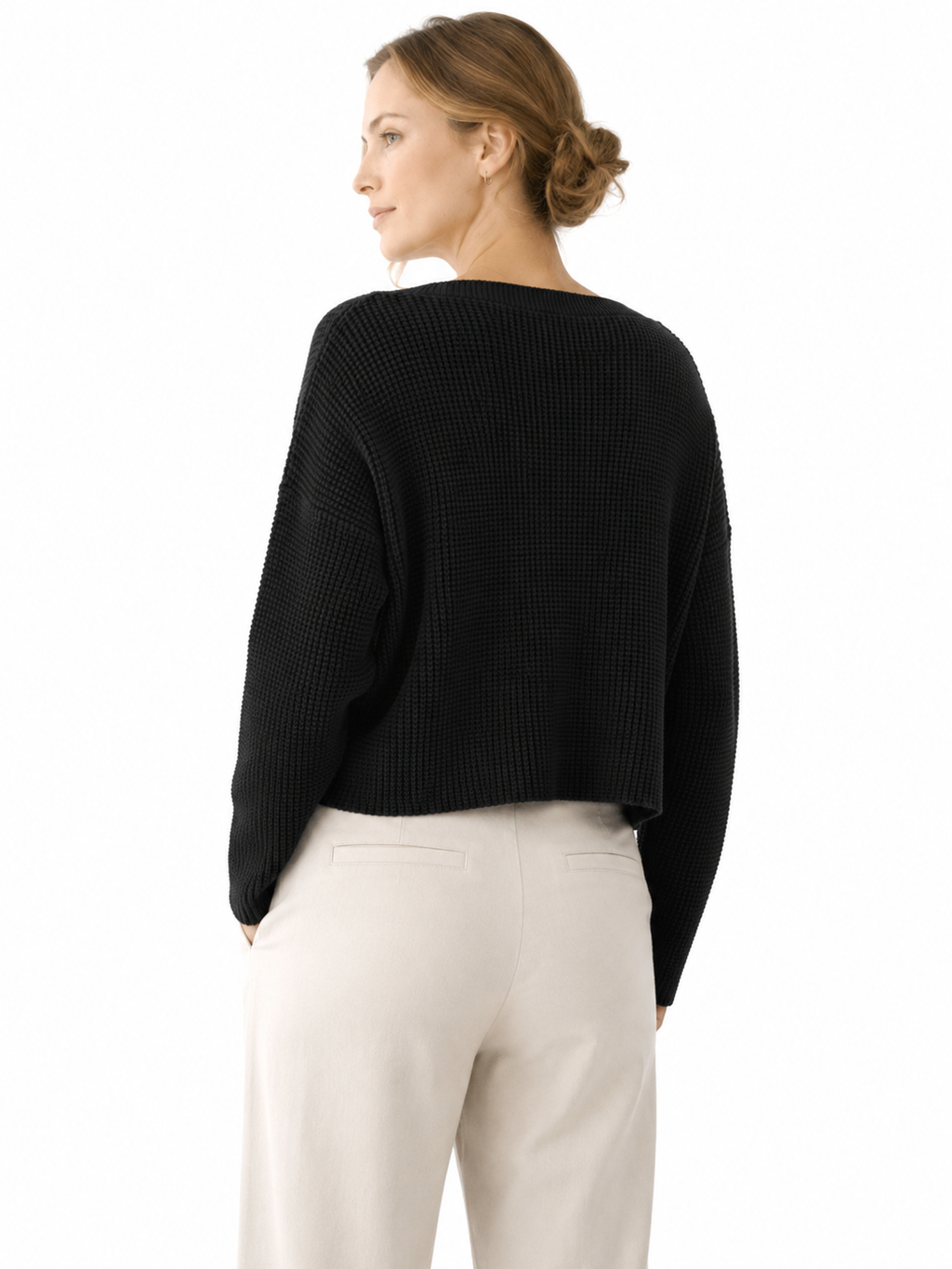 MY016 black cropped v-neck knit sweater back model view