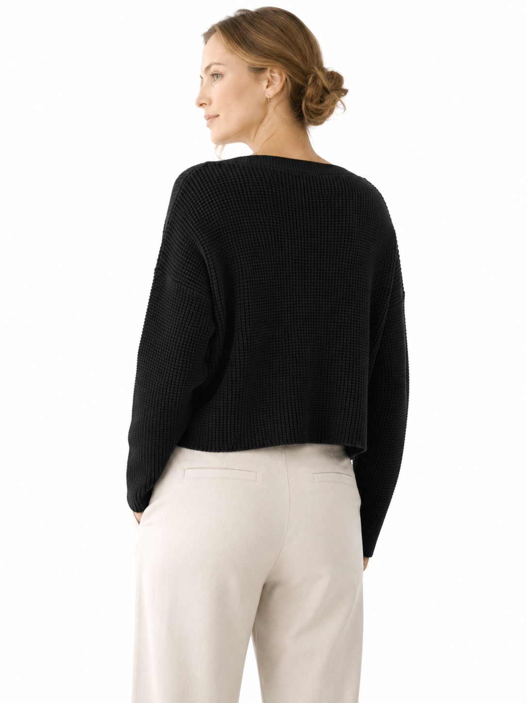 MY016 black cropped v-neck knit sweater back model view