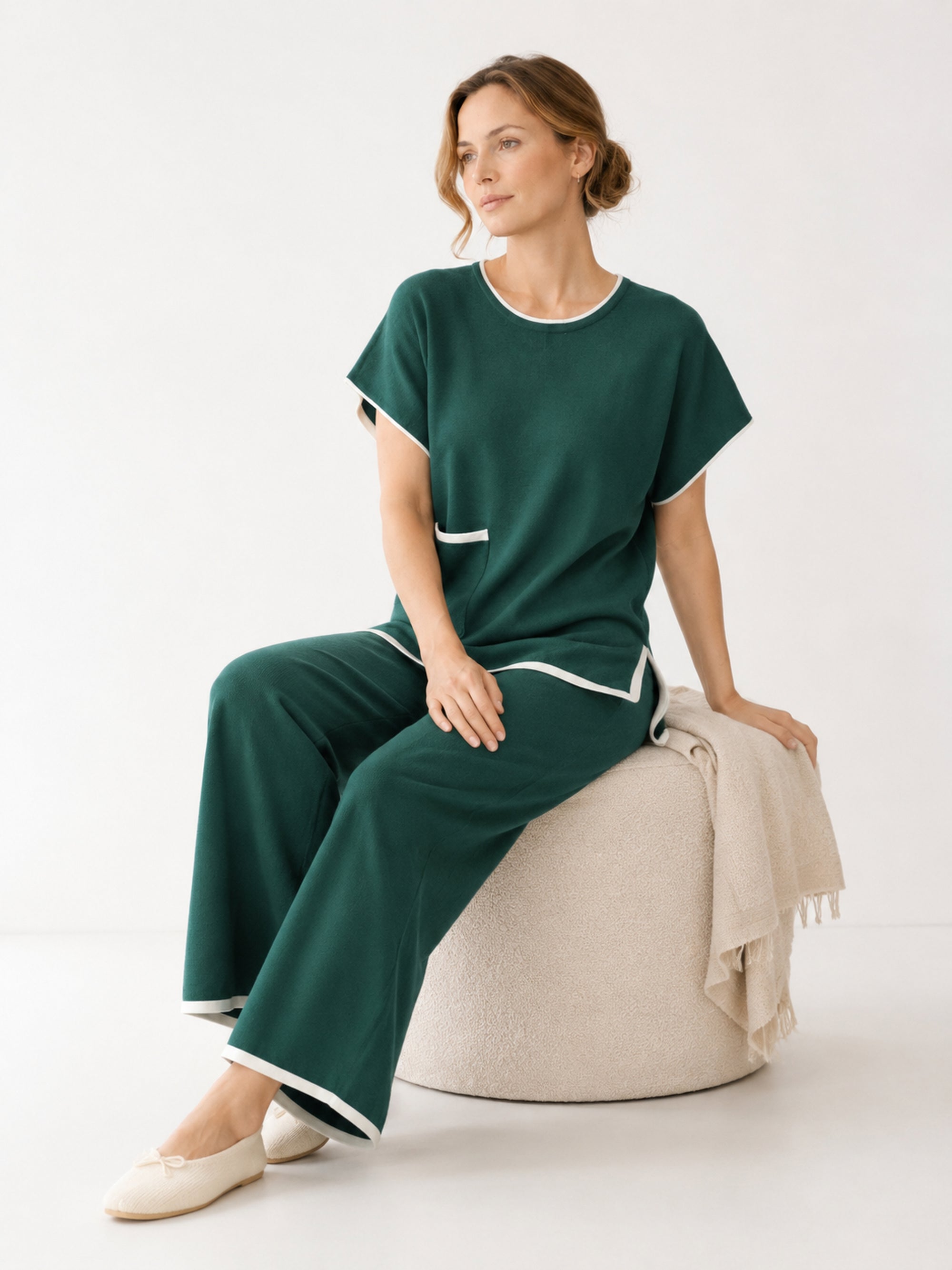 MY001 green contrast-trim sleeveless knit set seated model view